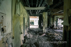 青森県岩木山の麓にある廃墟ホテル「スペース21」へ。もはや原形を留めぬ荒れ具合の中写真を撮る