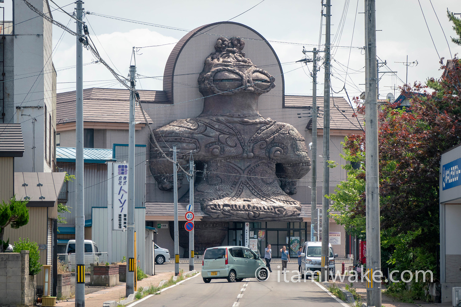 巨大な土偶と一体化した面白い駅、青森県の木造駅へ！神がかったタイミングの良さで誕生した珍建築