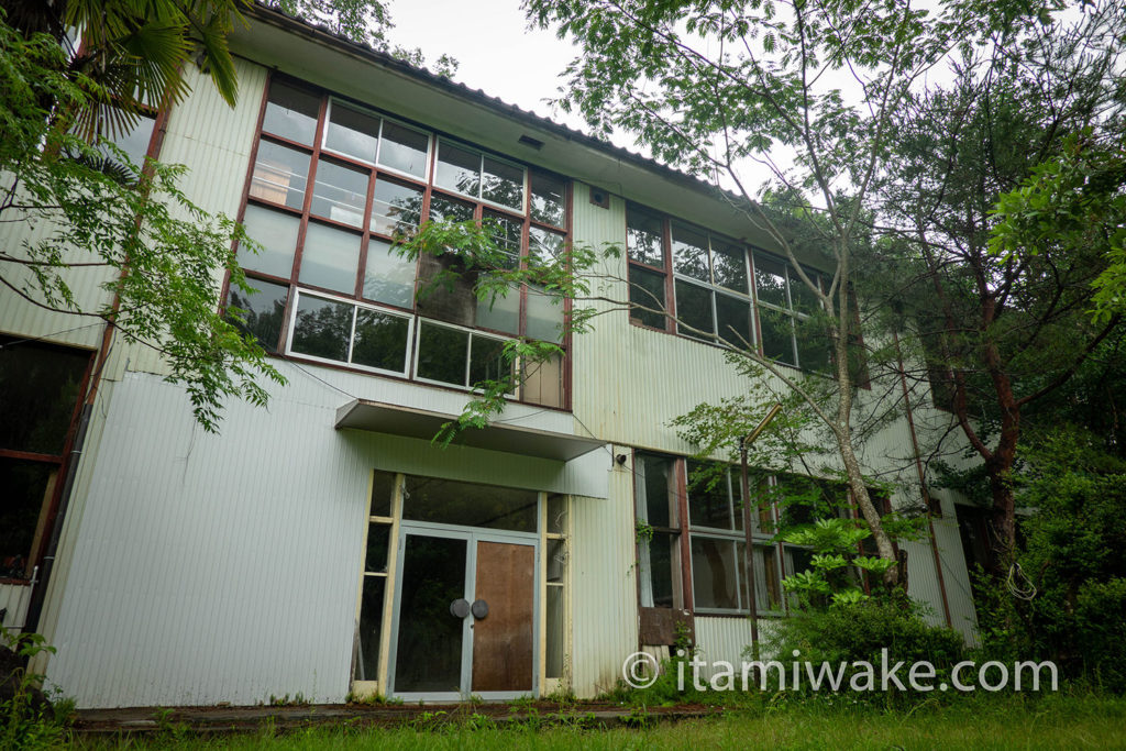 長野ツーリング中に見つけた廃校「福島小中学校」へ。田舎の簡素な校舎だがプール完備で味があり