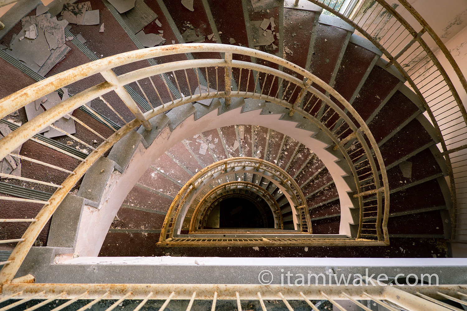 廃墟の螺旋階段