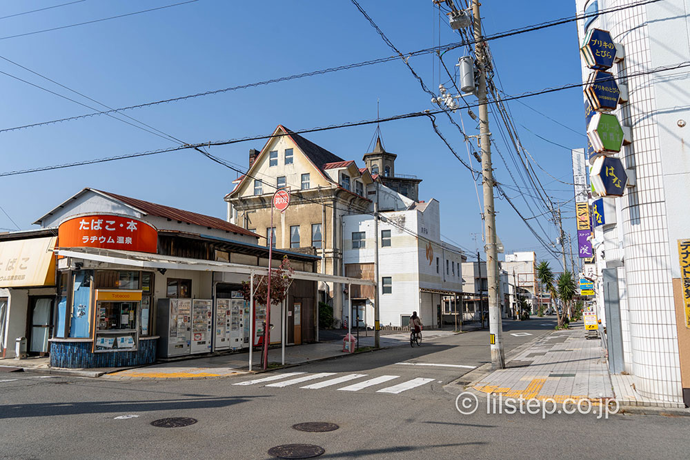 街中に突然現れる不思議な建物