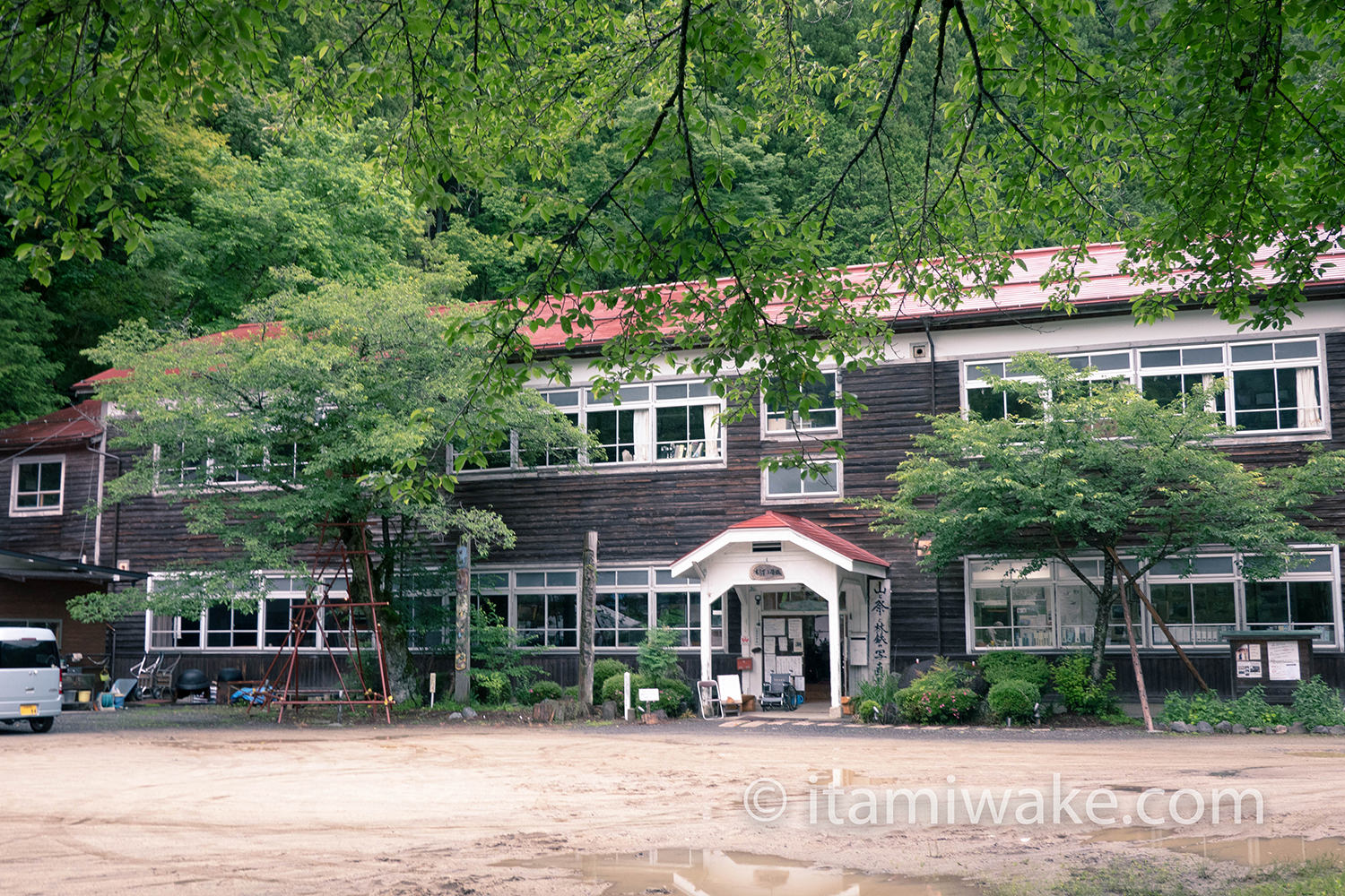長野県、木沢小学校へ。誰でも見学可能な木造廃校で素敵な写真を撮る。レトロな雰囲気を無料で楽しめます