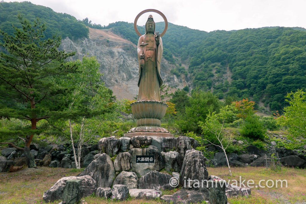 長野県、大鹿村大西公園にある、崩落した山をバックに立つ大観音「大西観音」