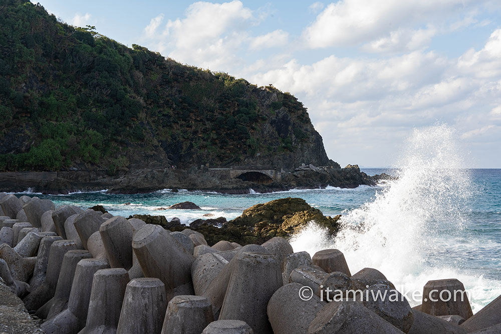 沖縄の荒々しい波しぶき