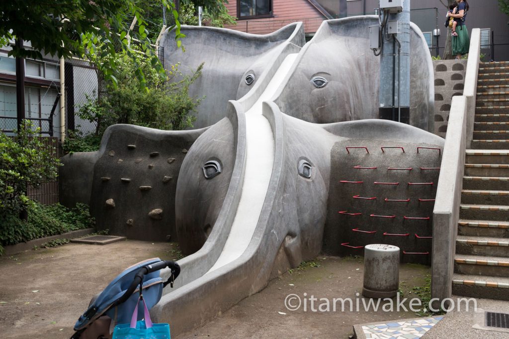 新宿区あかぎ児童遊園のゾウさん滑り台を滑る