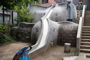 新宿区あかぎ児童遊園のゾウさん滑り台を滑る