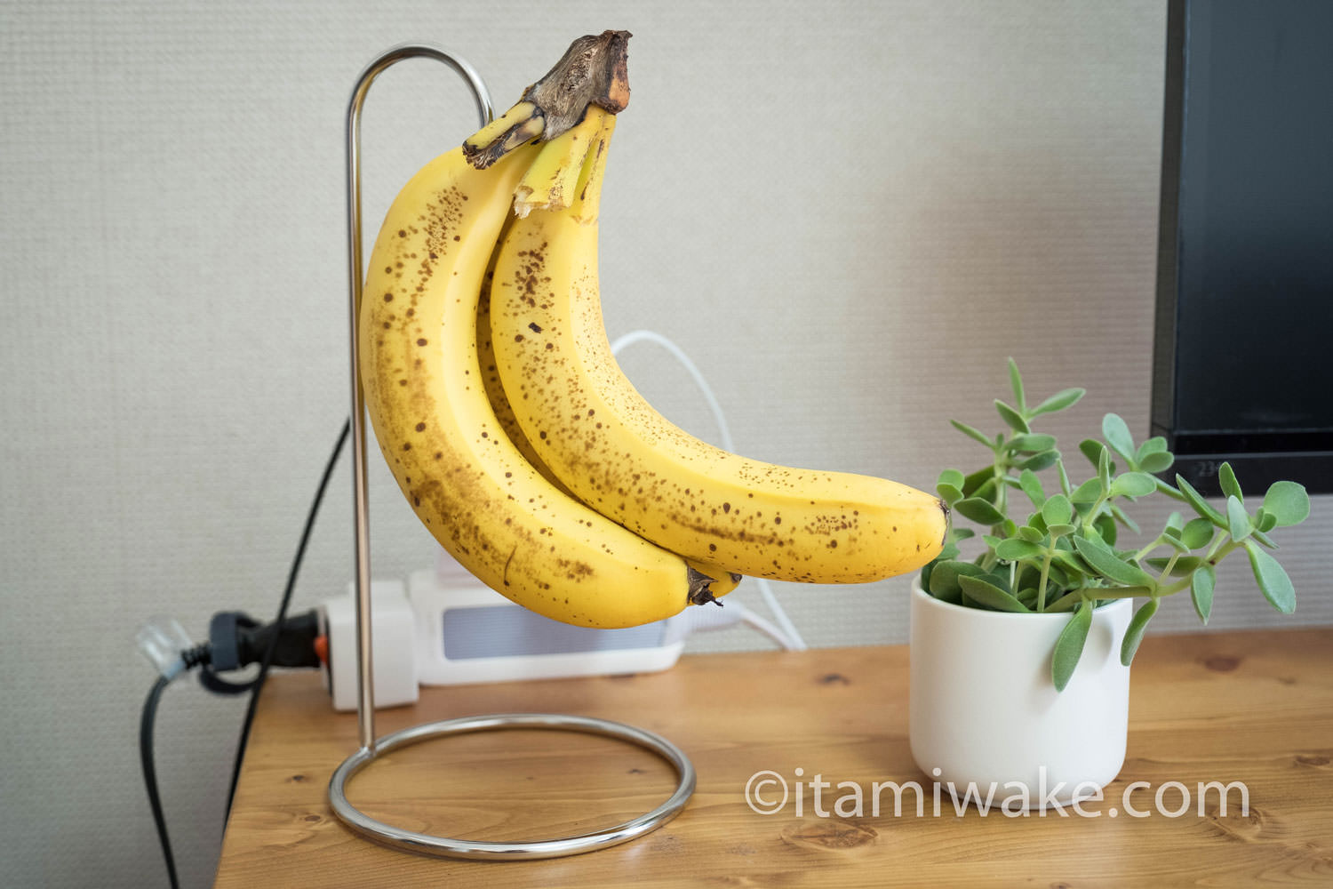 バナナスタンドに吊るしたバナナ