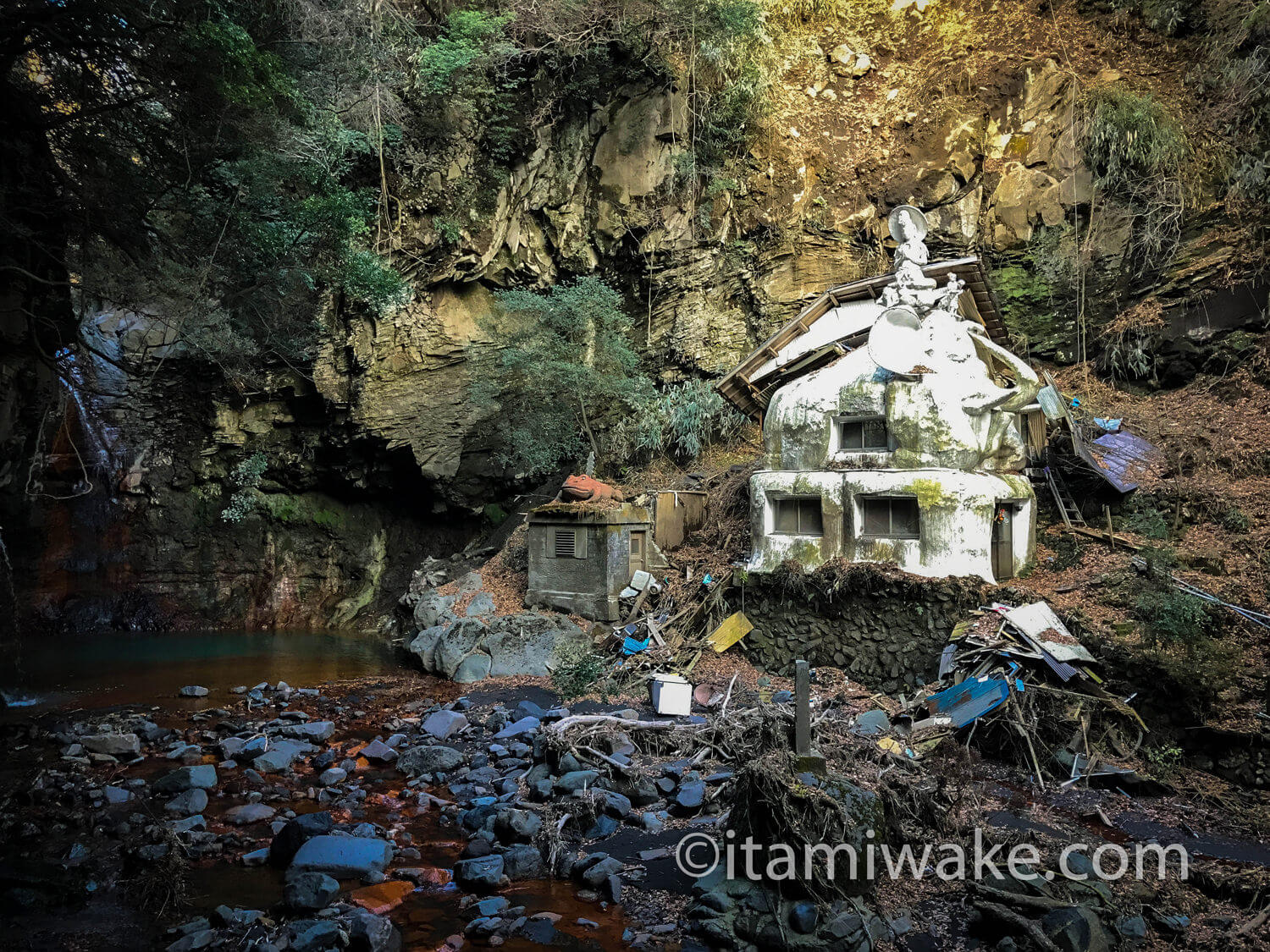 熊本県の清水滝は新興宗教団体の開祖の修行場 謎の像と荒れた建物がヤバさを物語る