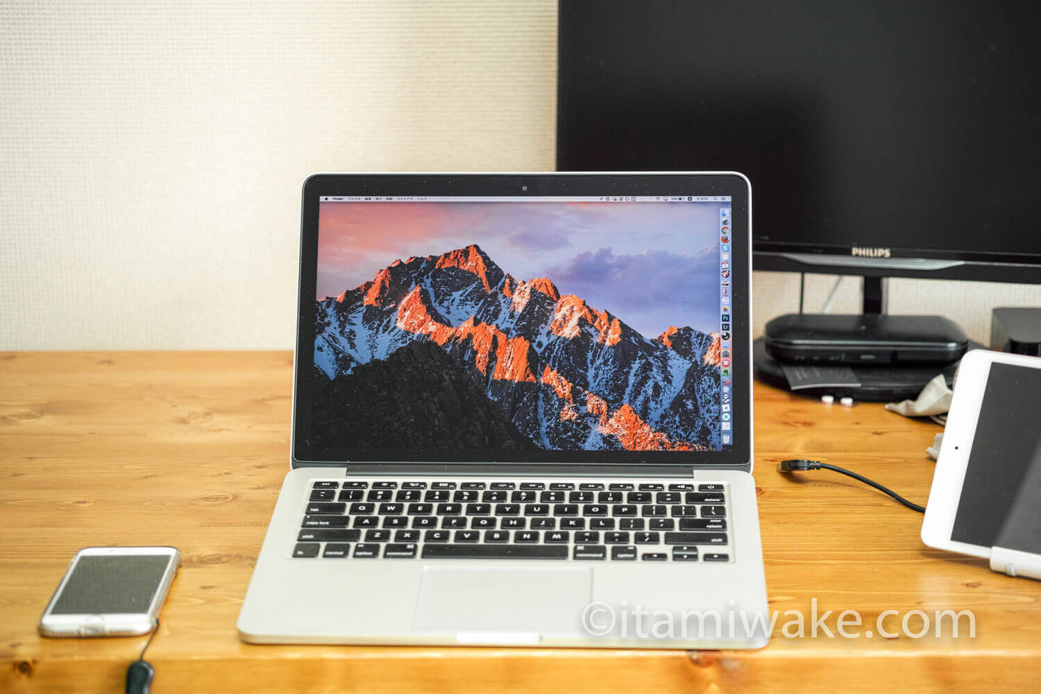 MacBookProの液晶汚れは無償交換対象！メガネ拭きで画面が剥げる 