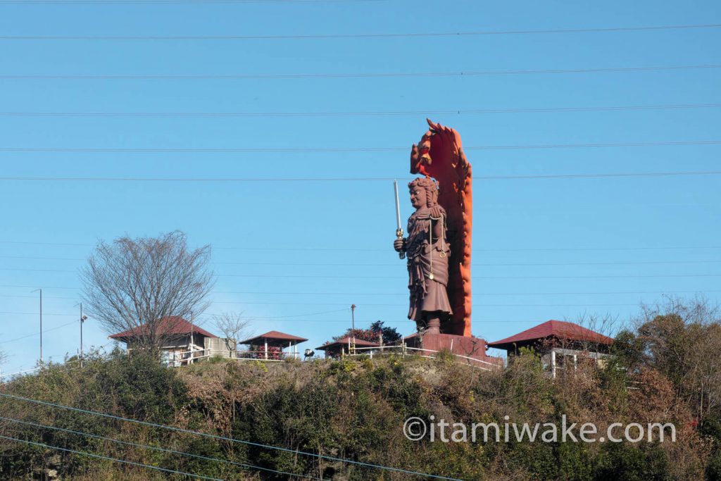 大分県の一心寺の巨大不動明王は特撮級！住職は今宮健太の兄