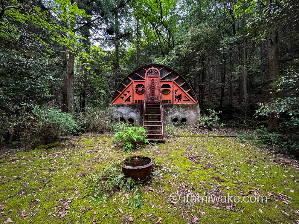 建築物を遠目に見る