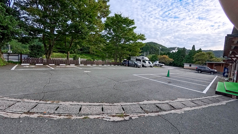 この辺の駐車場を自由に使える