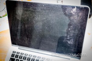 MacBookProの液晶汚れは無償交換対象！メガネ拭きで画面が剥げる？