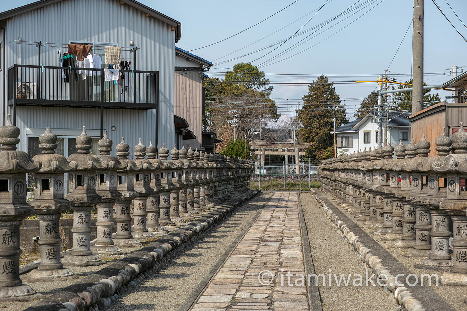八剣神社の参道