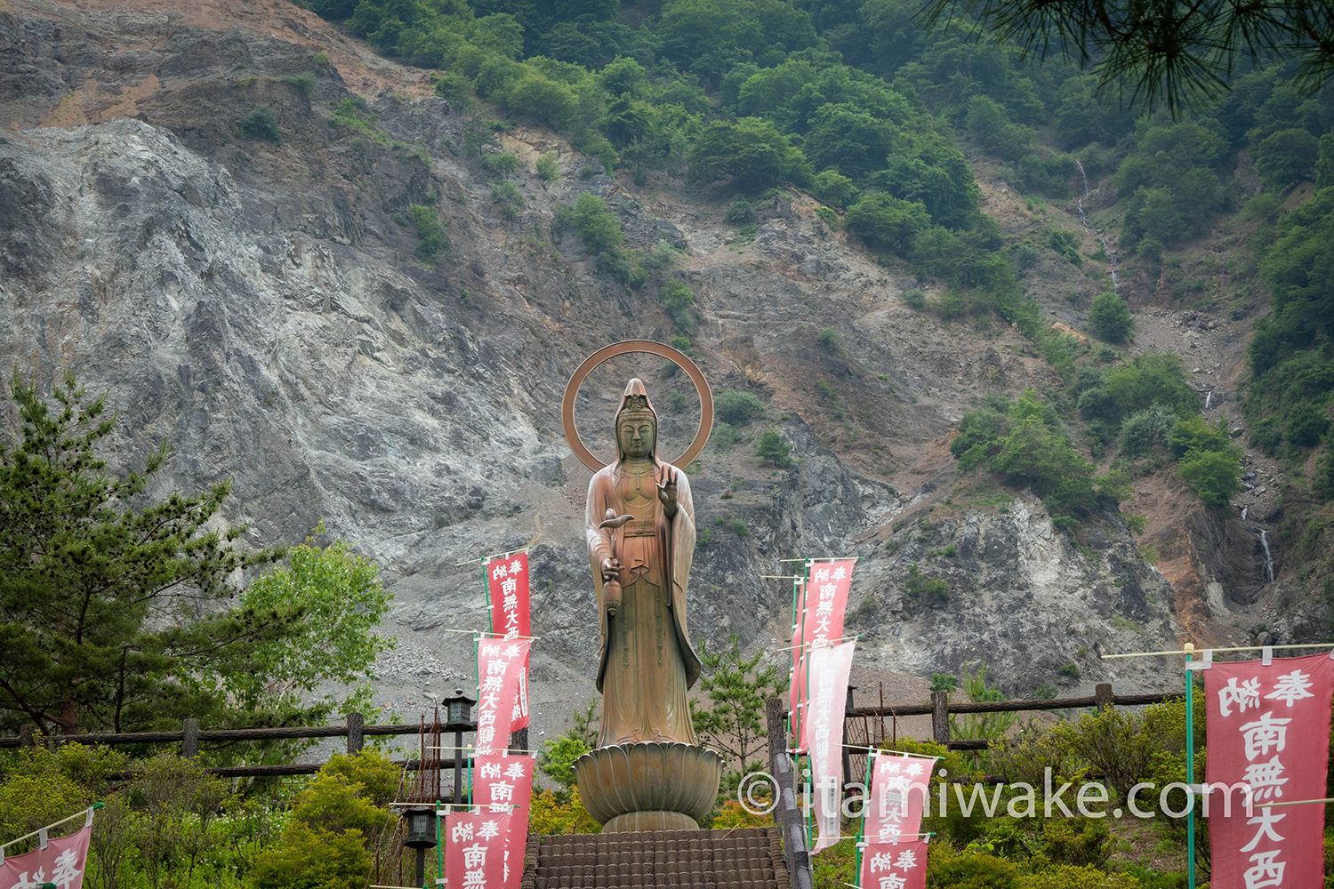 長野県、大鹿村大西公園にある、崩落した山をバックに立つ大観音「大西観音」