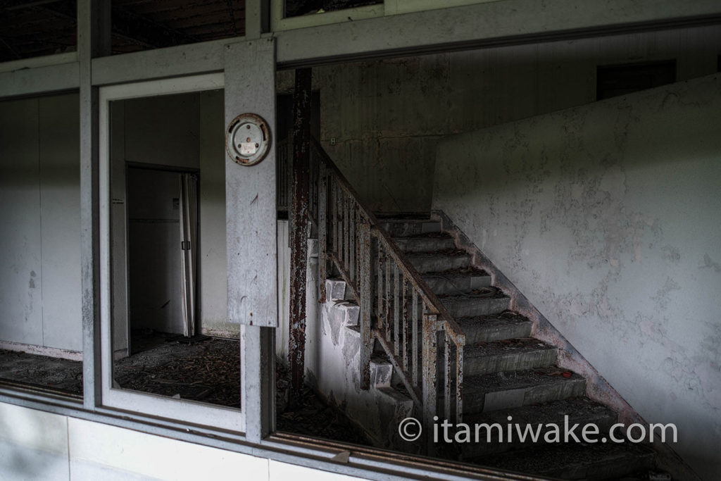 まさに珍スポット！朝鮮学校の廃墟に潜入！迷路のような独特すぎるデザインが素晴らしい