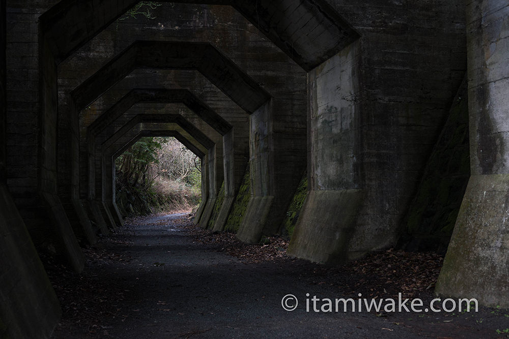 遺跡感のある重厚なトンネル