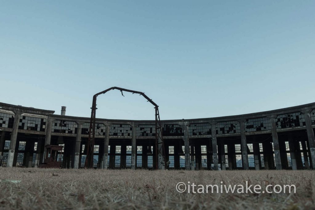 九州の超有名廃墟！大分の豊後森機関庫と転車台の美しい姿を写真におさめた