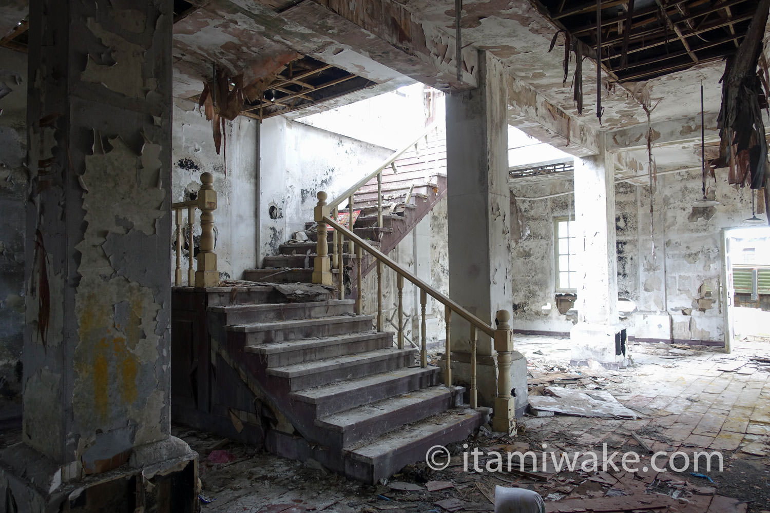 廃墟内の階段