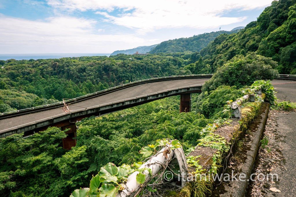 伊豆の廃ループ橋「赤沢八幡野連絡橋」へ。放置された挙句崩落をキメた超危険廃墟