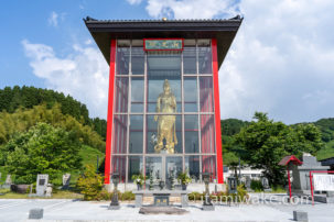 能越自動車道から見えるライトアップ観音の正体は信光寺の龍梅大観音