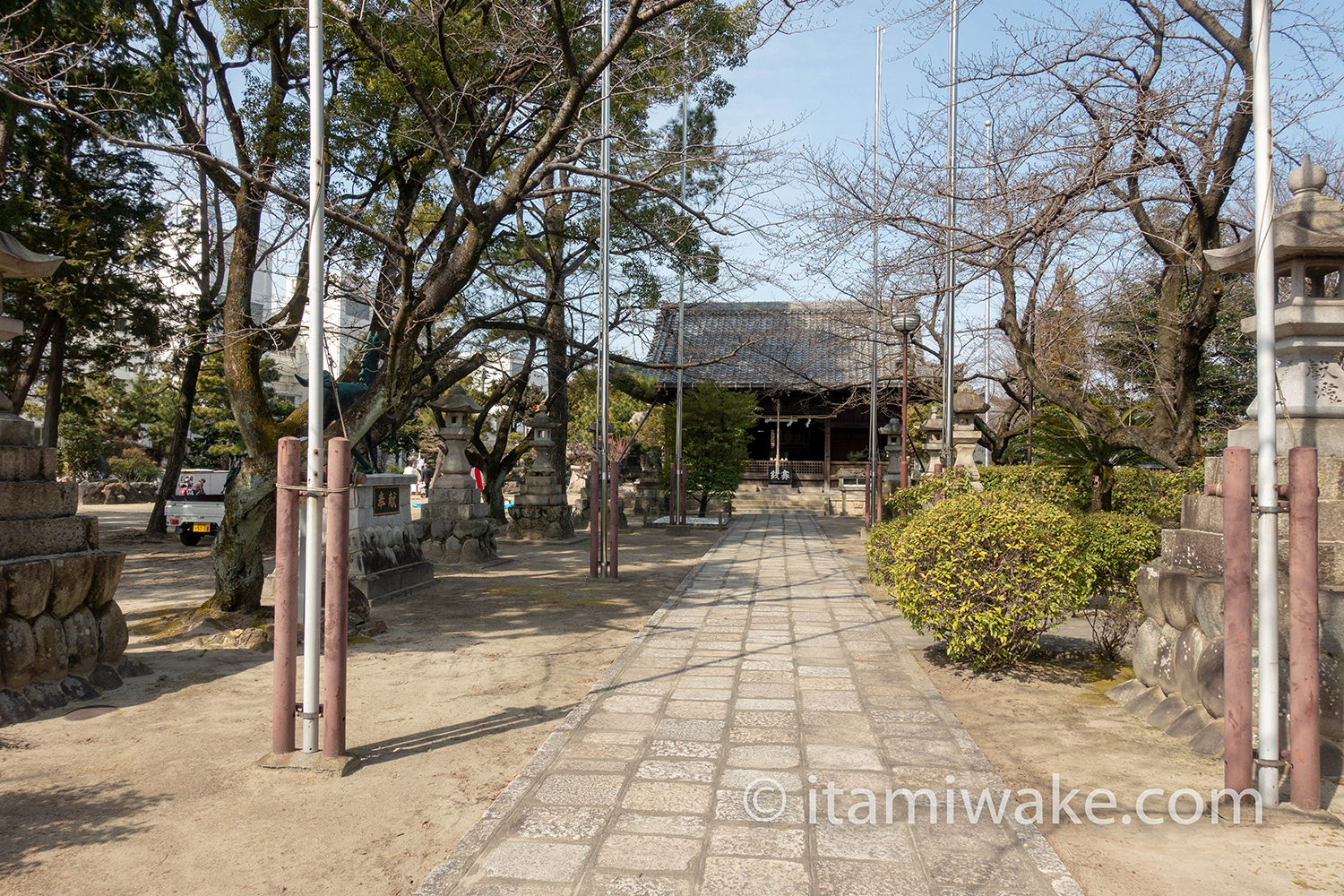 八剣神社の拝殿