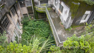 築100年の廃校、旧鳥羽小学校へ。解体を免れた、森の中に眠る重厚なコンクリートジャングルを紹介します