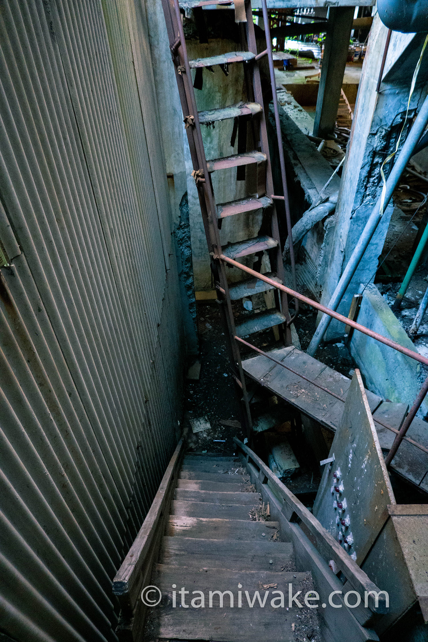 廃工場の階段