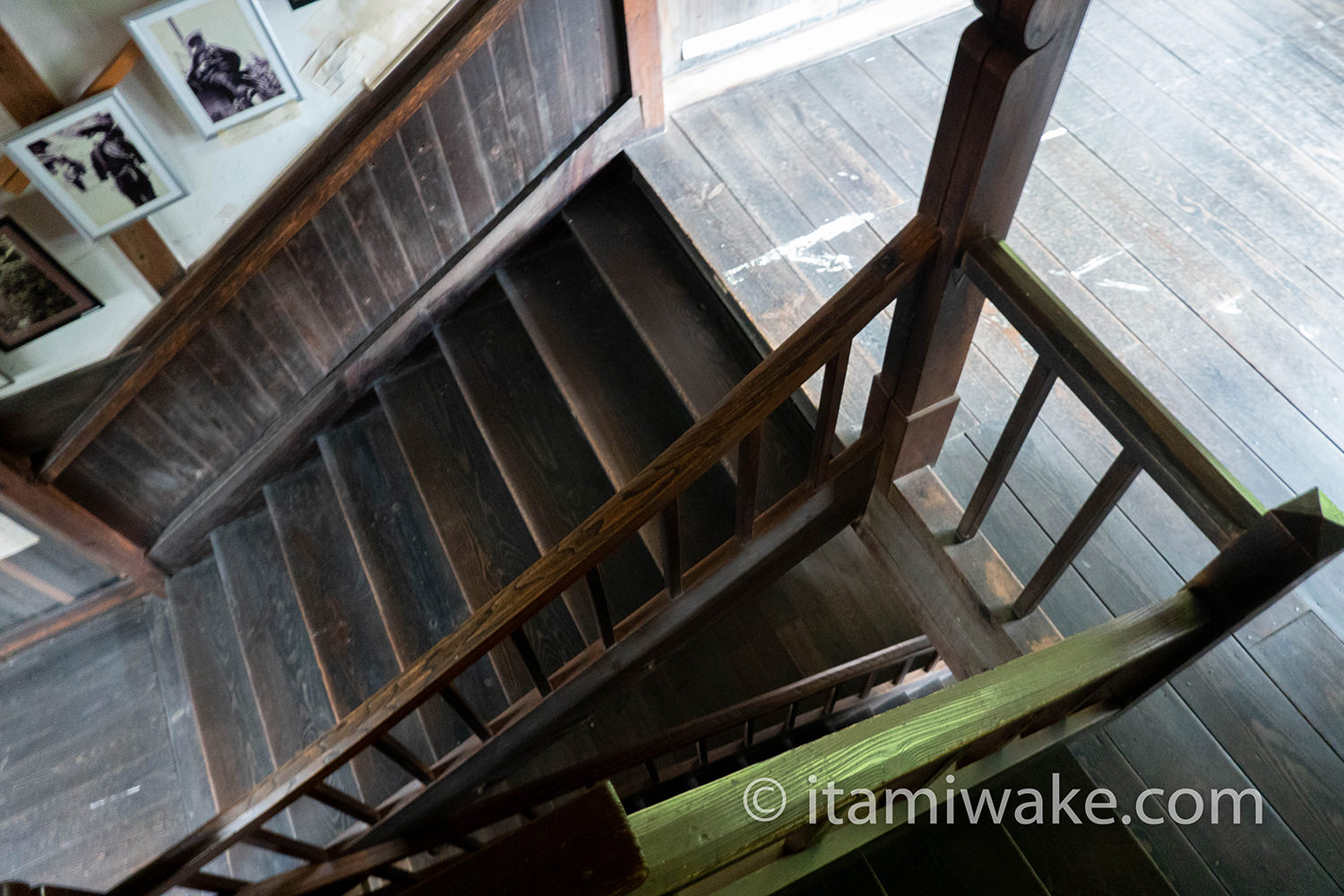 レトロな木造階段