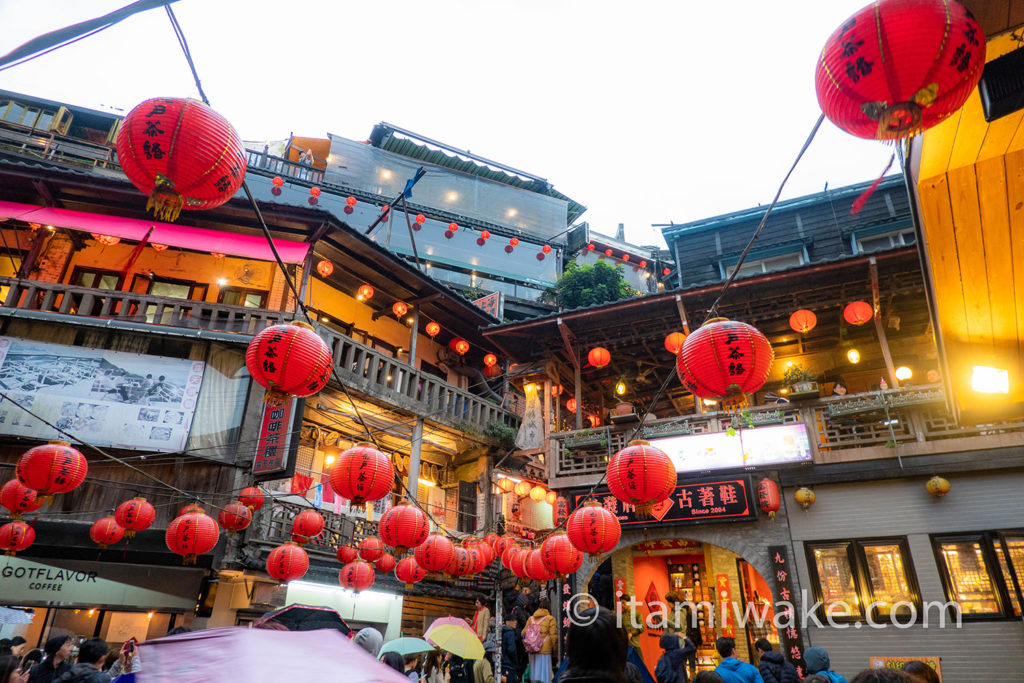 台湾、九份老街をぶらり一人旅。雨の九份に傘の花が咲き乱れる！そしてどこからか流れてくる小林旭のBGMに母国を想う