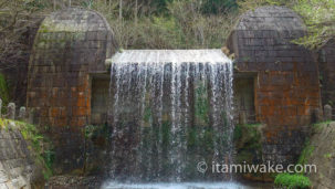 鷲巣谷第1砂防ダムで滝を裏から見る。なにこの聖剣伝説感