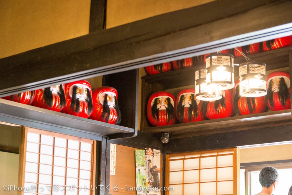 奥多摩の人気店！手打ちそば玉川屋で不気味なダルマに囲まれながら鴨汁そばを食べる