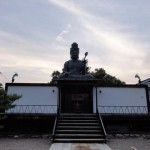 交差点から見える大仏。福井大仏