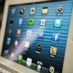 iPadはグレア。iPhoneもグレア。PCはノングレア。異論は認める