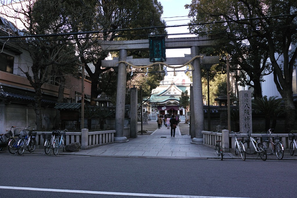 大阪が誇るB級スポット！インパクト重視の珍建築『難波八阪神社』