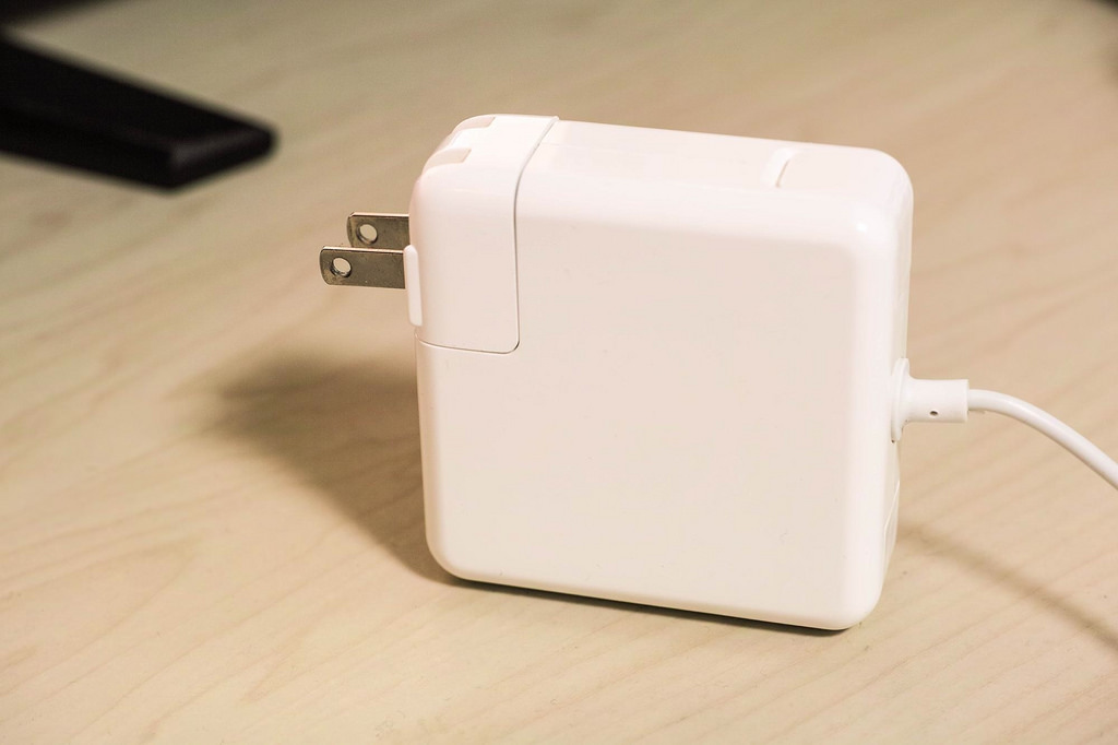 MacBook Air（2013年）を充電する電源アダプタを購入！送料込みの2980円で、純正品の半額以下！ | いたみわけ.com