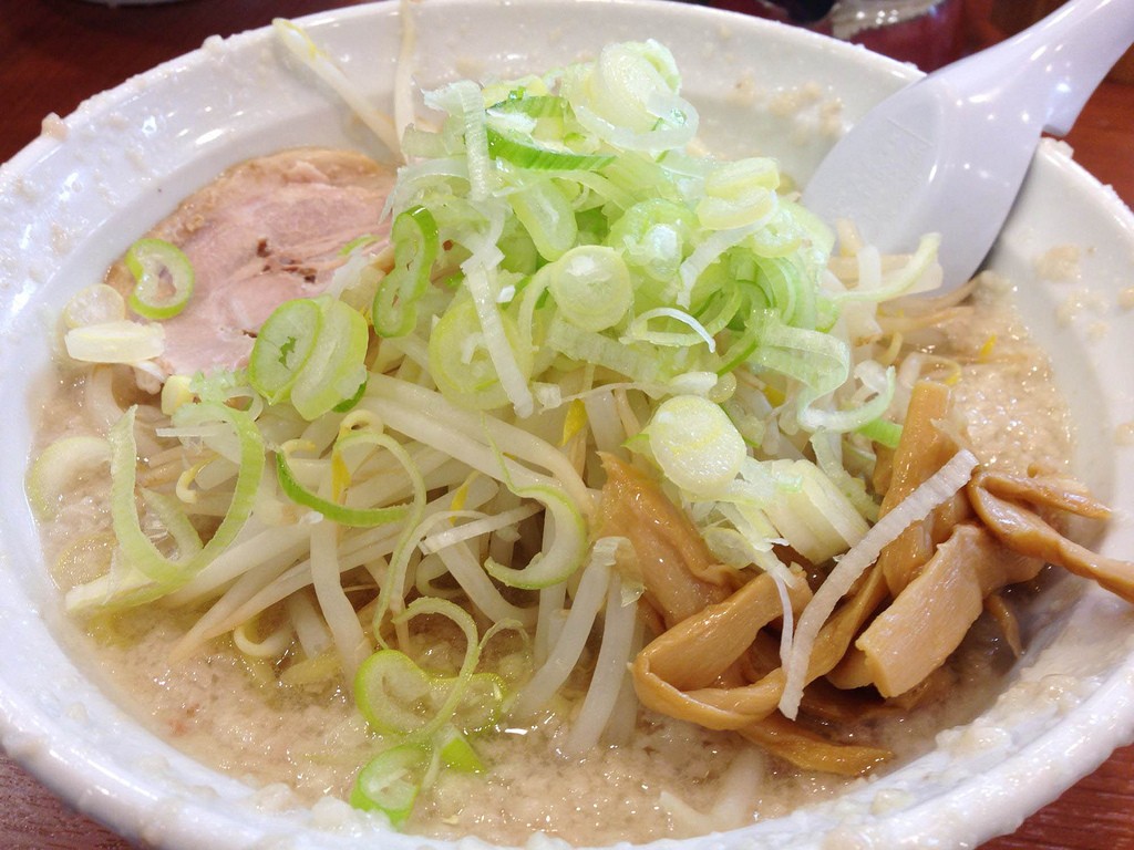 どんぶりから飛び出す背脂地獄！名古屋市中区栄の背脂チャッチャ系ラーメン『なりたけ』