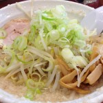 どんぶりから飛び出す背脂地獄！名古屋市中区栄の背脂チャッチャ系ラーメン『なりたけ』