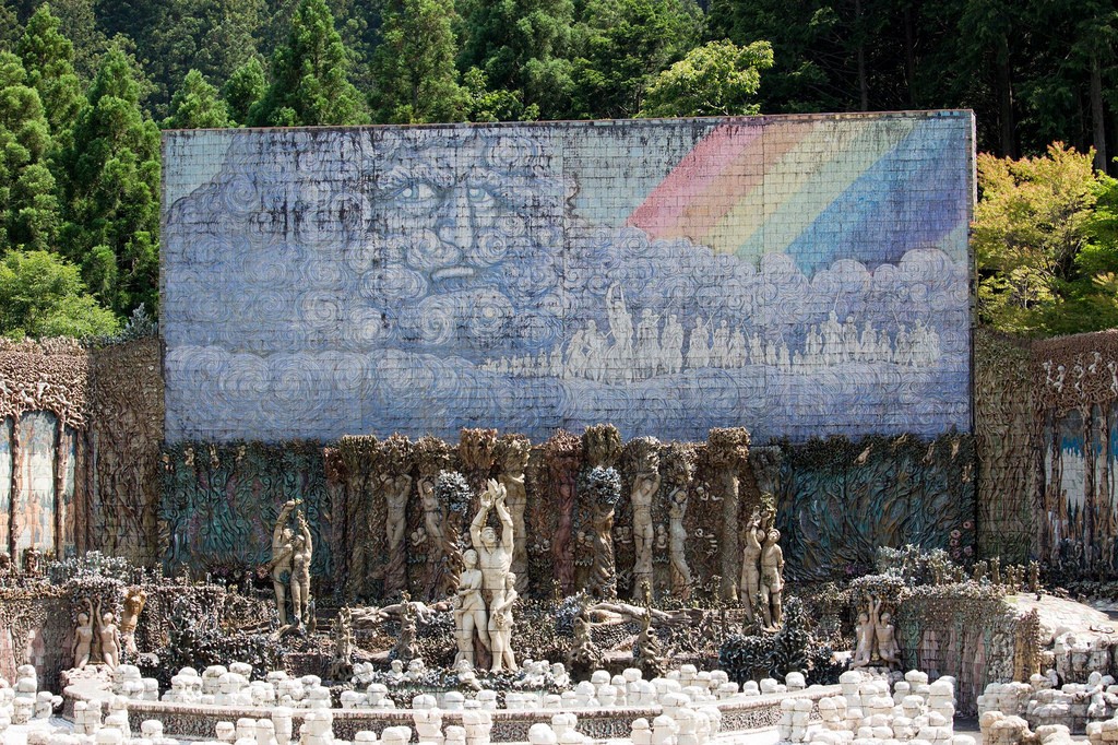 陶芸空間虹の泉：三重の山奥に突然現れる陶芸作品群に圧倒！