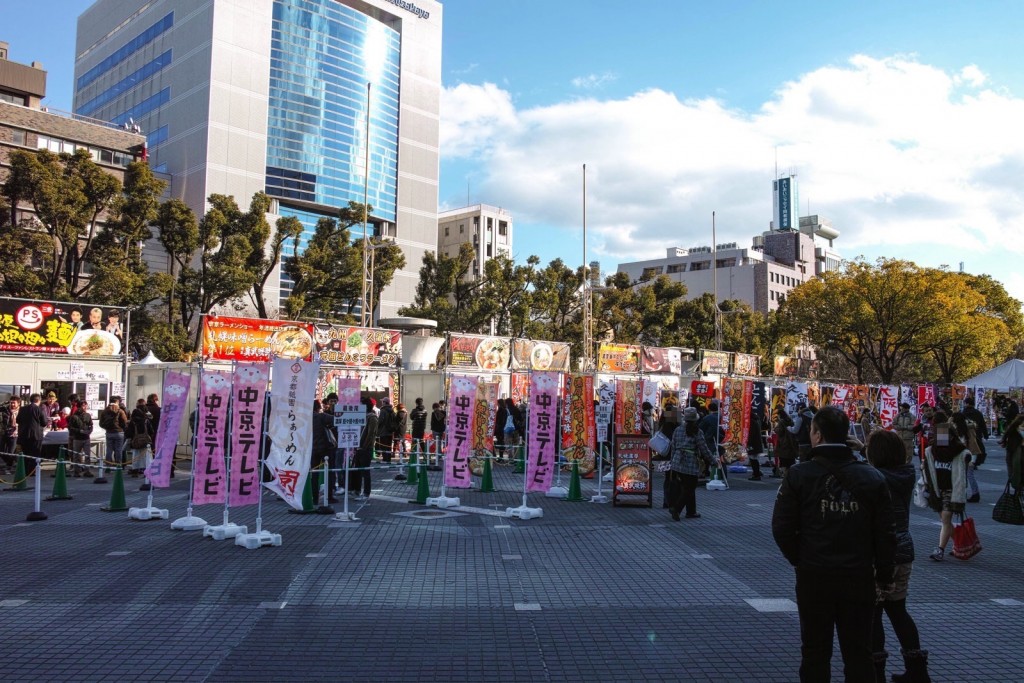 久屋広場で開催中のラーメンまつりin名古屋の様子