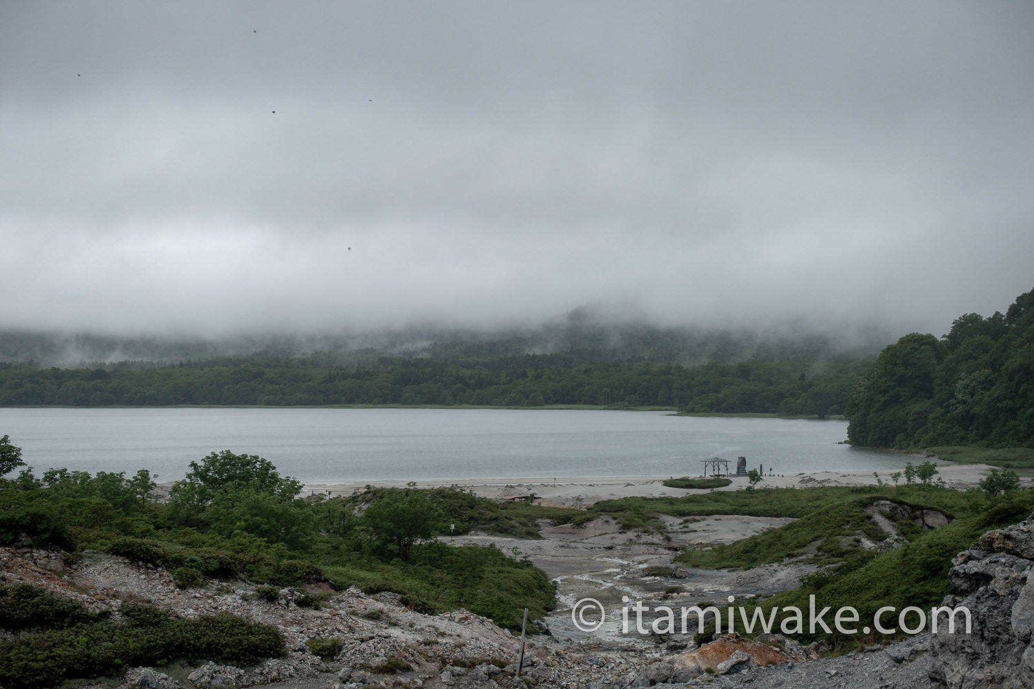 曇りの宇曽利湖
