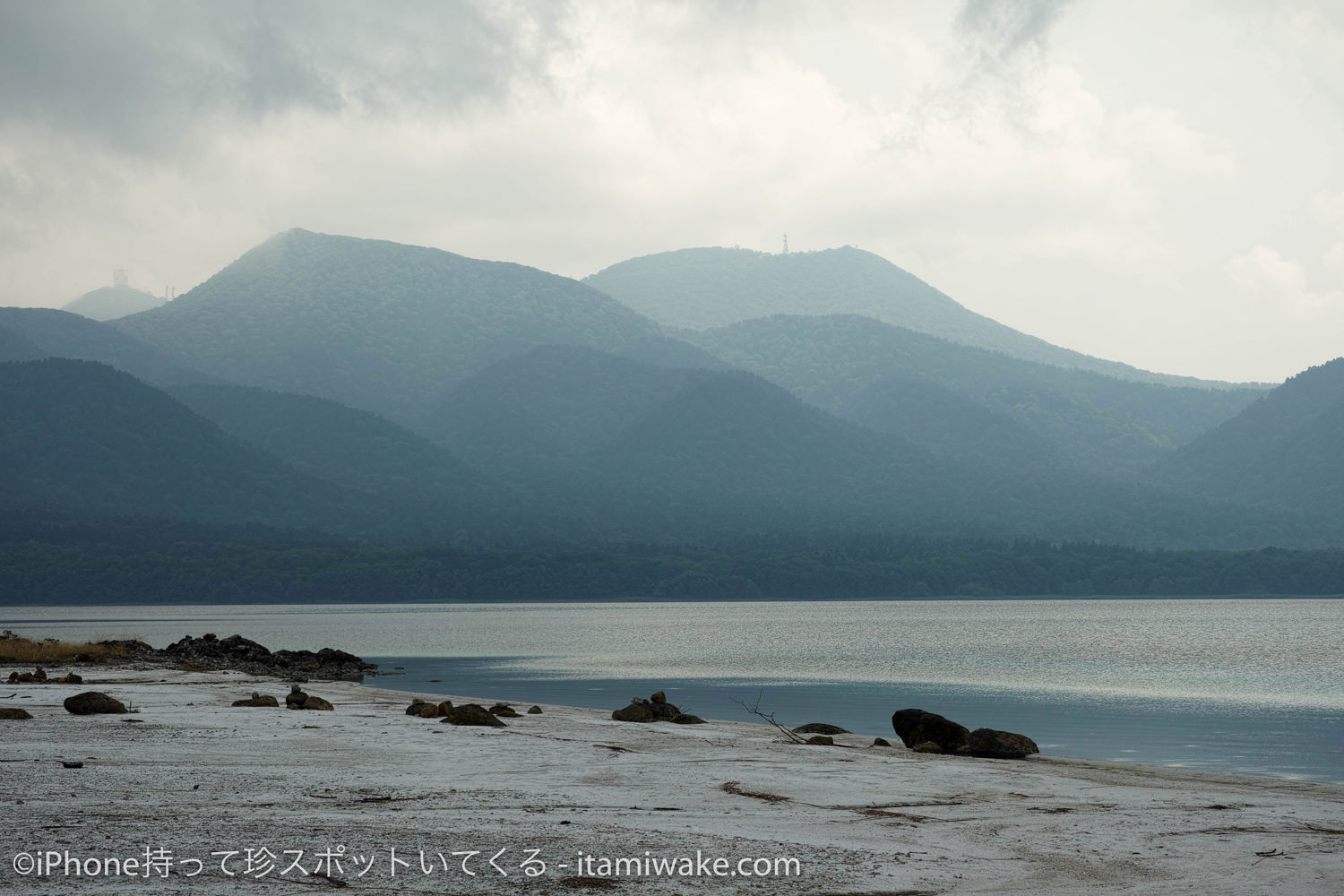 宇曽利湖と山々