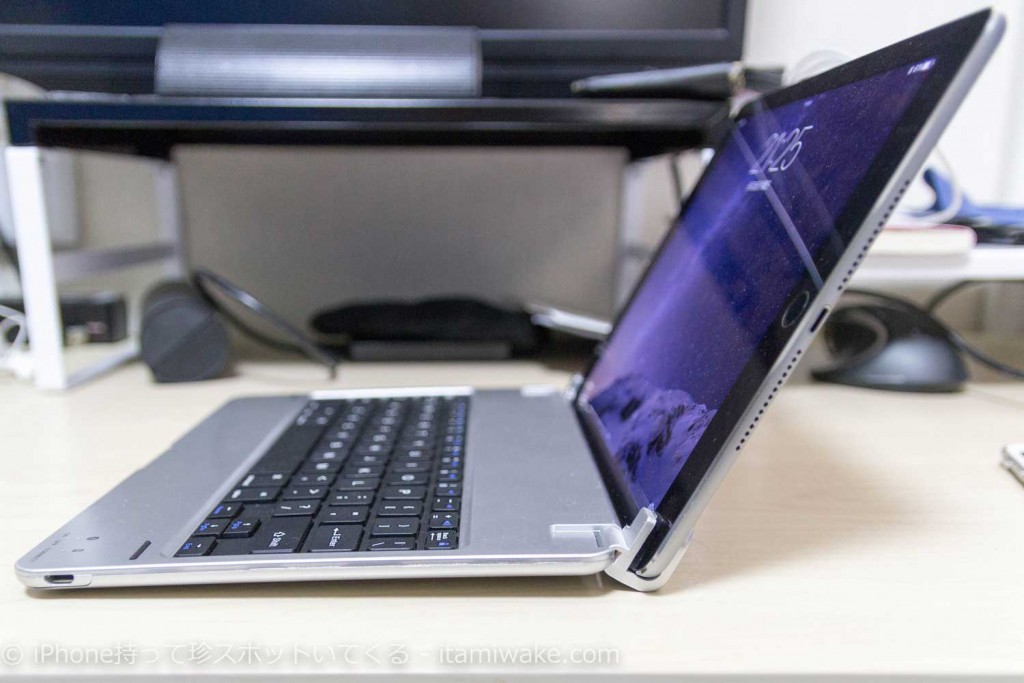 iPad Air2にBluetooth接続のキーボードを装着！自由に角度調節可能