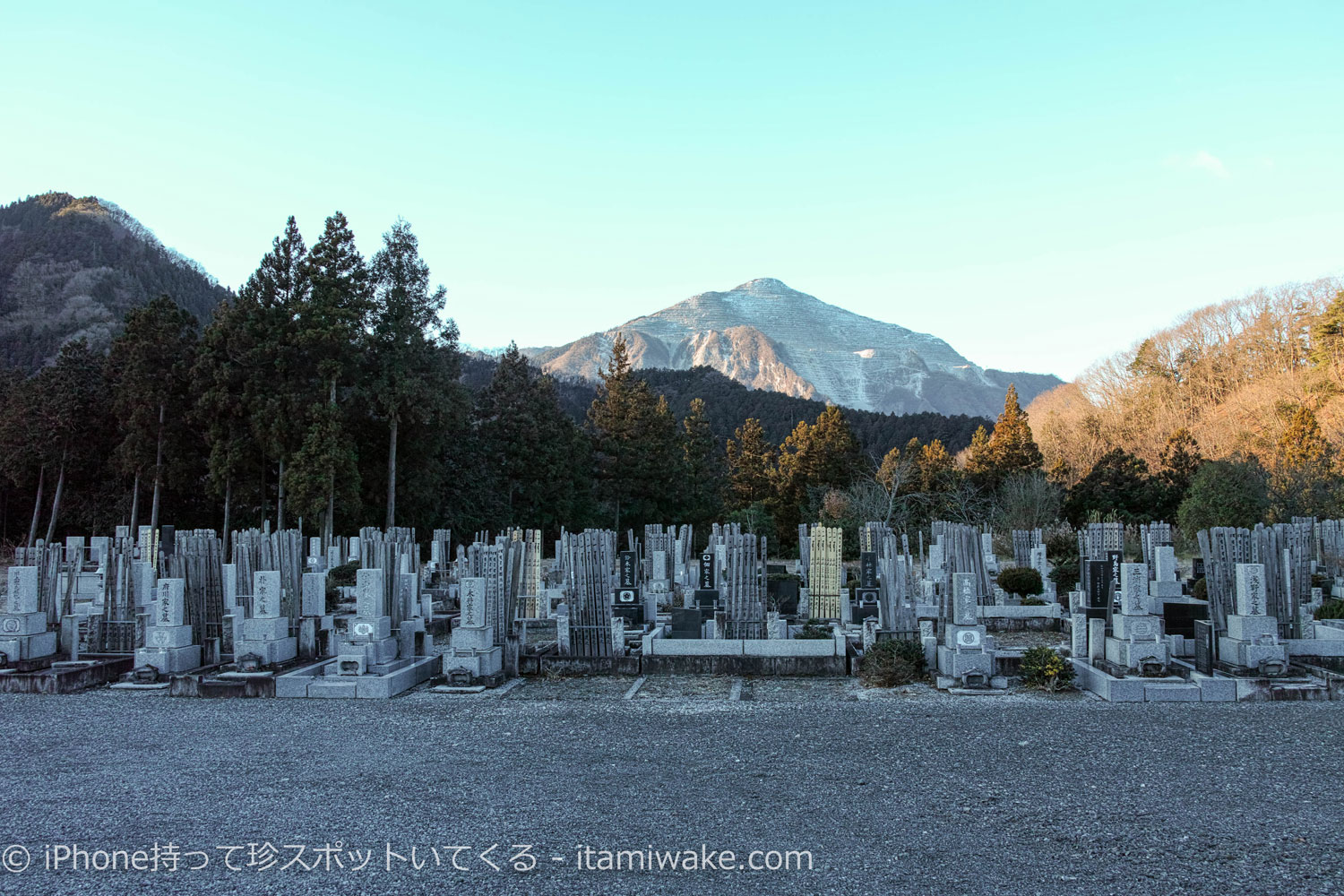 墓石と武甲山