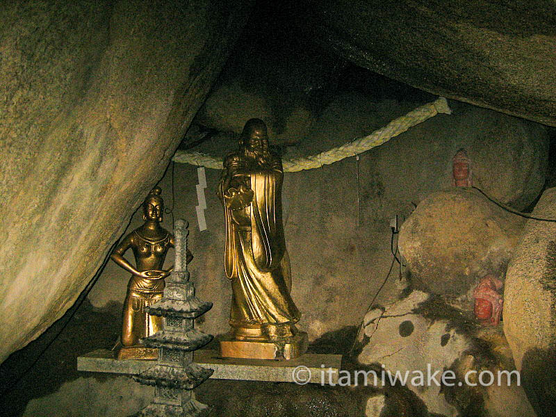 洞窟内にもたくさんの仏像がある
